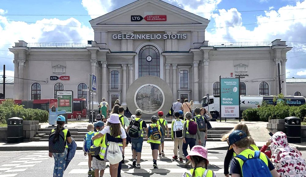 red-aspect-ratio-1000-580